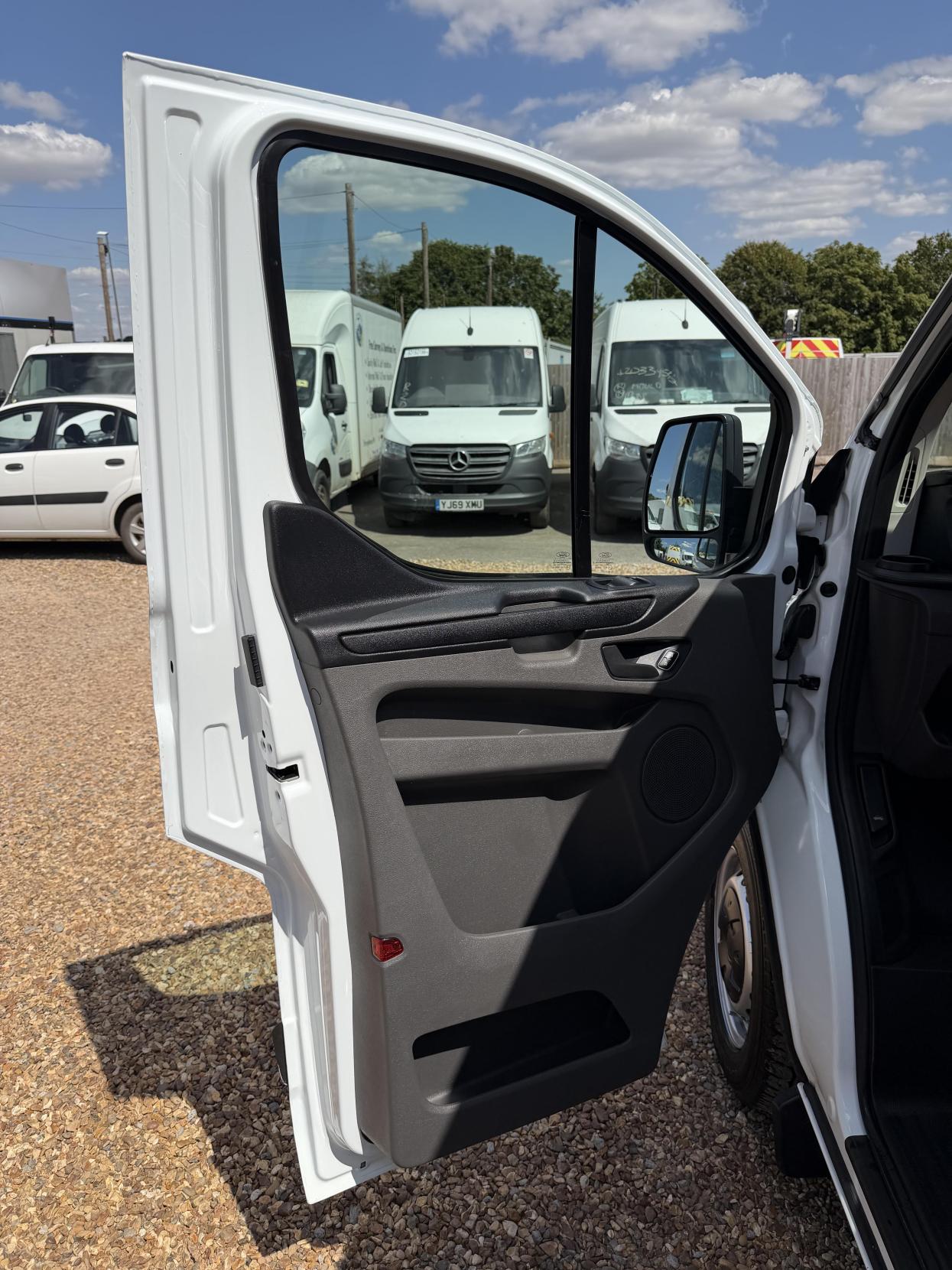 2018 Ford Transit Custom 2.0 320 EcoBlue Panel Van 5dr Diesel Manual L2 H2 Euro 6 (130 ps) - Thumbnail 17
