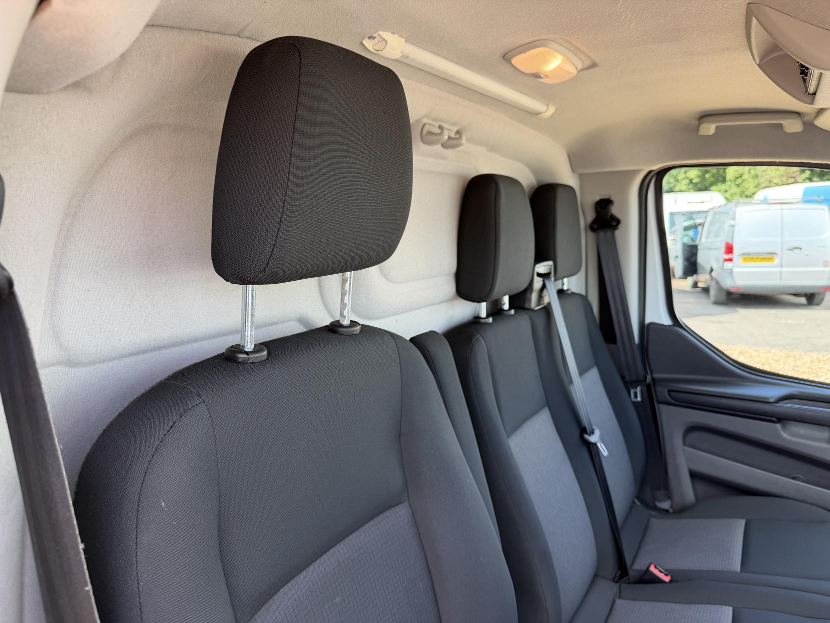 2018 Ford Transit Custom 2.0 320 EcoBlue Panel Van 5dr Diesel Manual L2 H2 Euro 6 (130 ps) - Thumbnail 19
