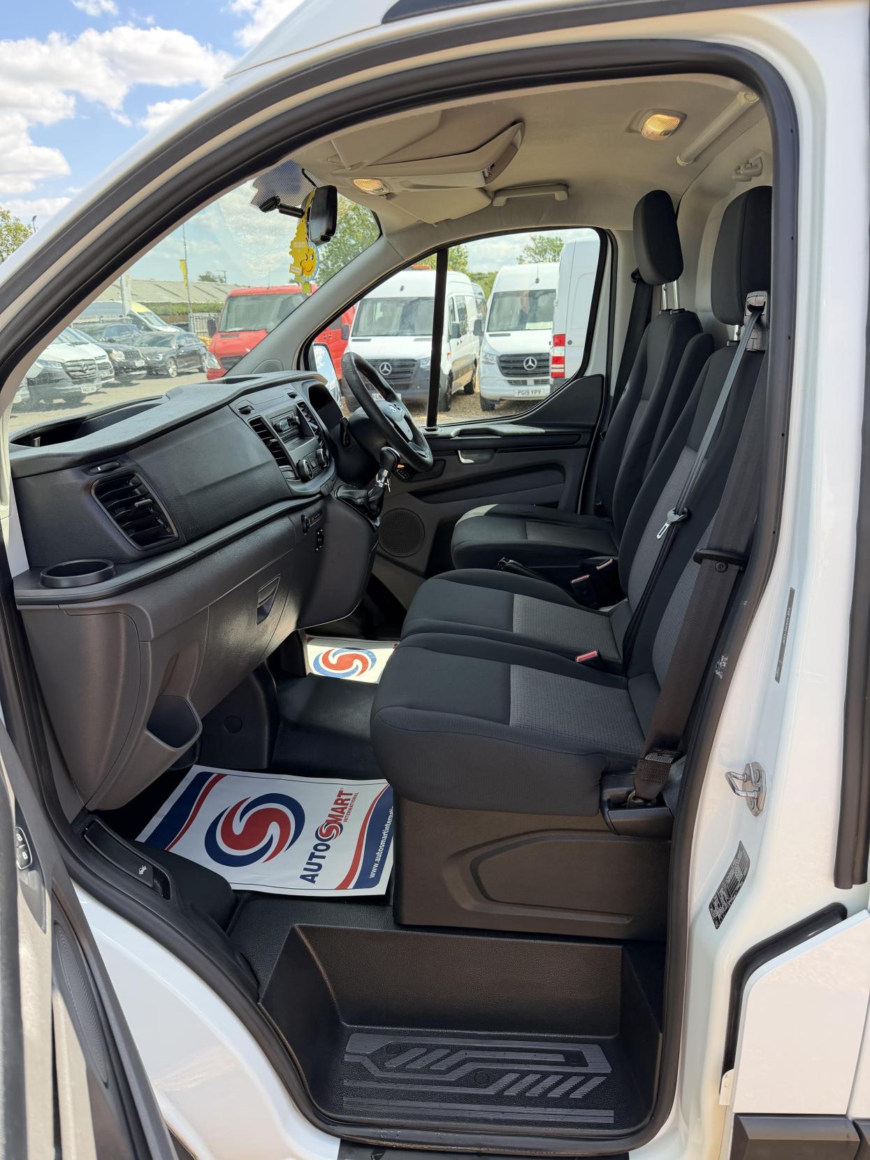 2018 Ford Transit Custom 2.0 320 EcoBlue Panel Van 5dr Diesel Manual L2 H2 Euro 6 (130 ps) - Thumbnail 16