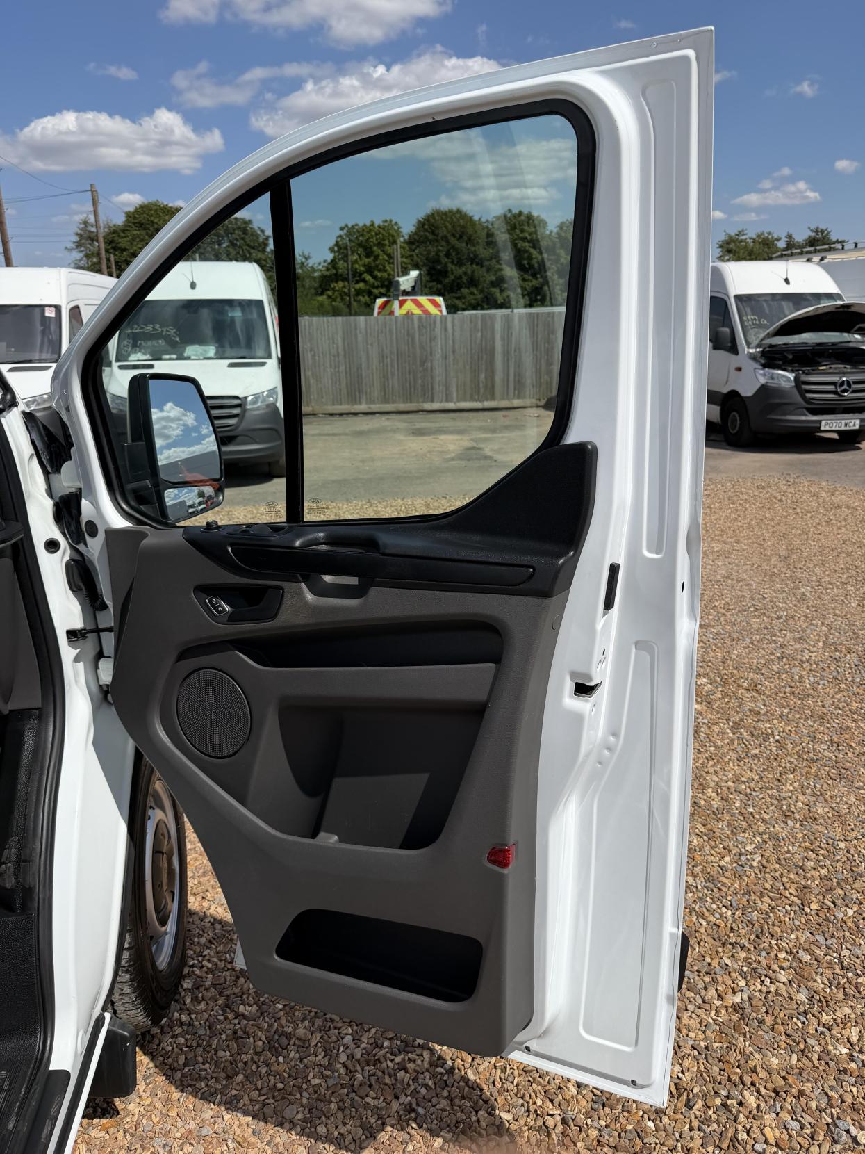 2018 Ford Transit Custom 2.0 320 EcoBlue Panel Van 5dr Diesel Manual L2 H2 Euro 6 (130 ps) - Thumbnail 15