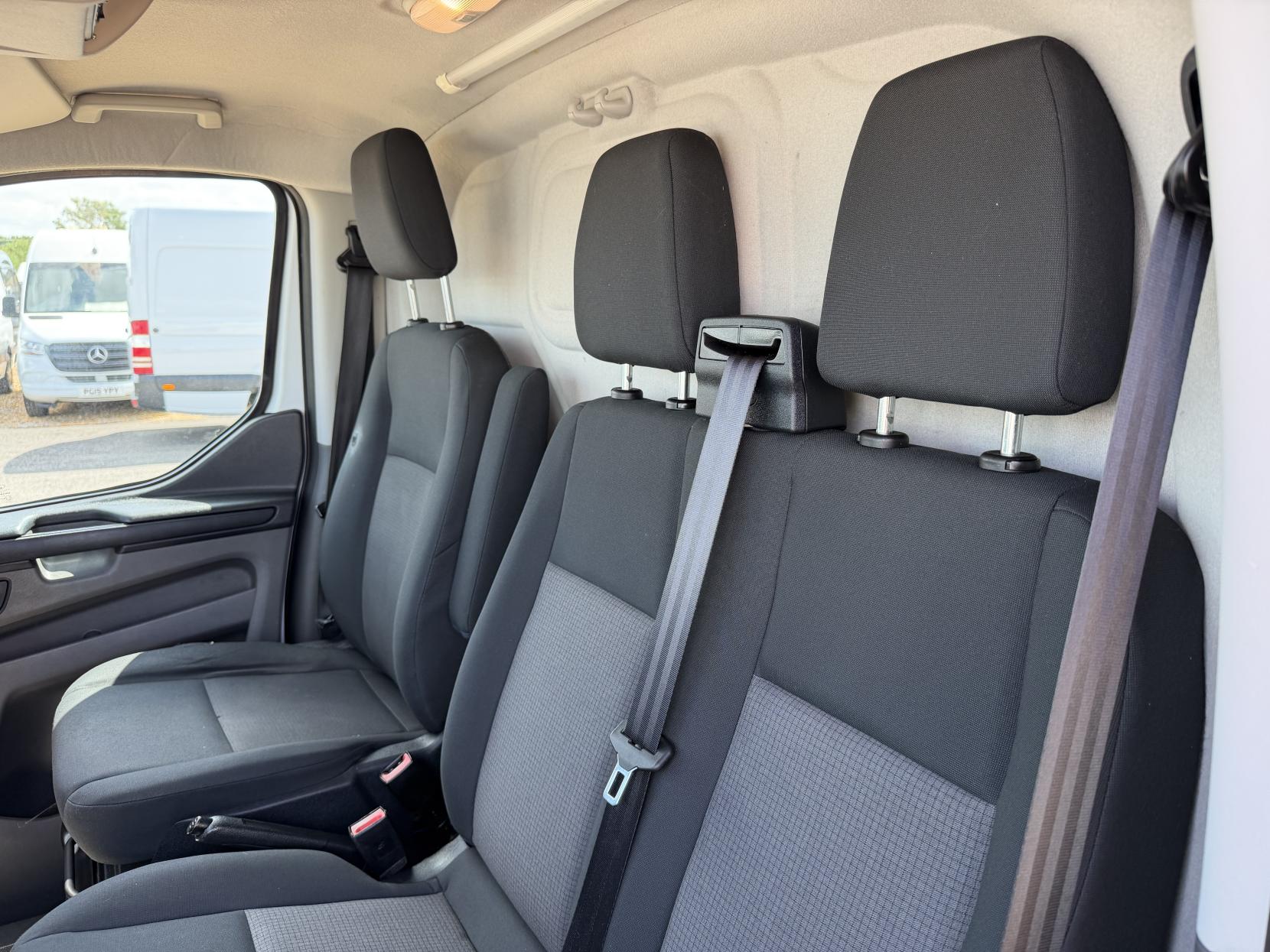 2018 Ford Transit Custom 2.0 320 EcoBlue Panel Van 5dr Diesel Manual L2 H2 Euro 6 (130 ps) - Thumbnail 22