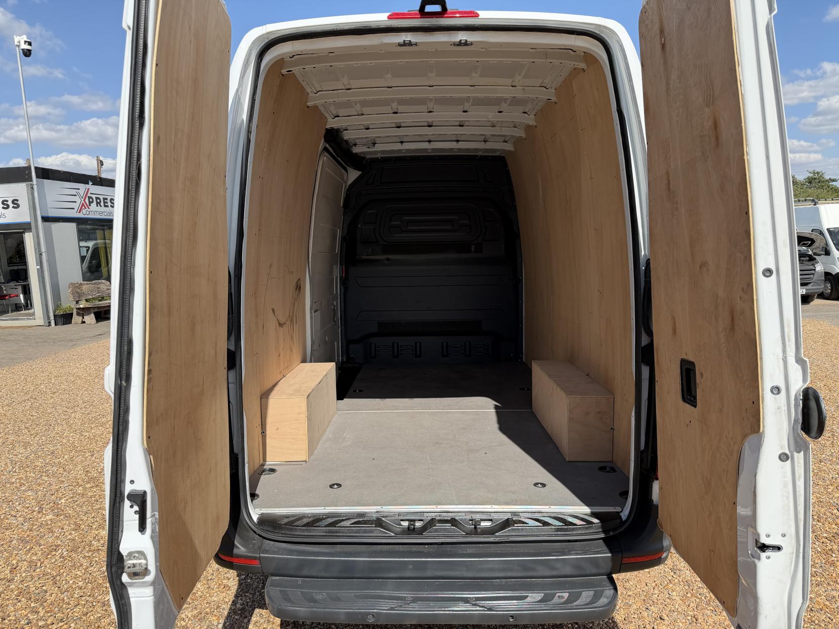 2018 Mercedes-Benz Sprinter 2.1 314 CDI Panel Van 5dr Diesel G-Tronic+ RWD L2 H1 Euro 6 (143 ps) - Thumbnail 3