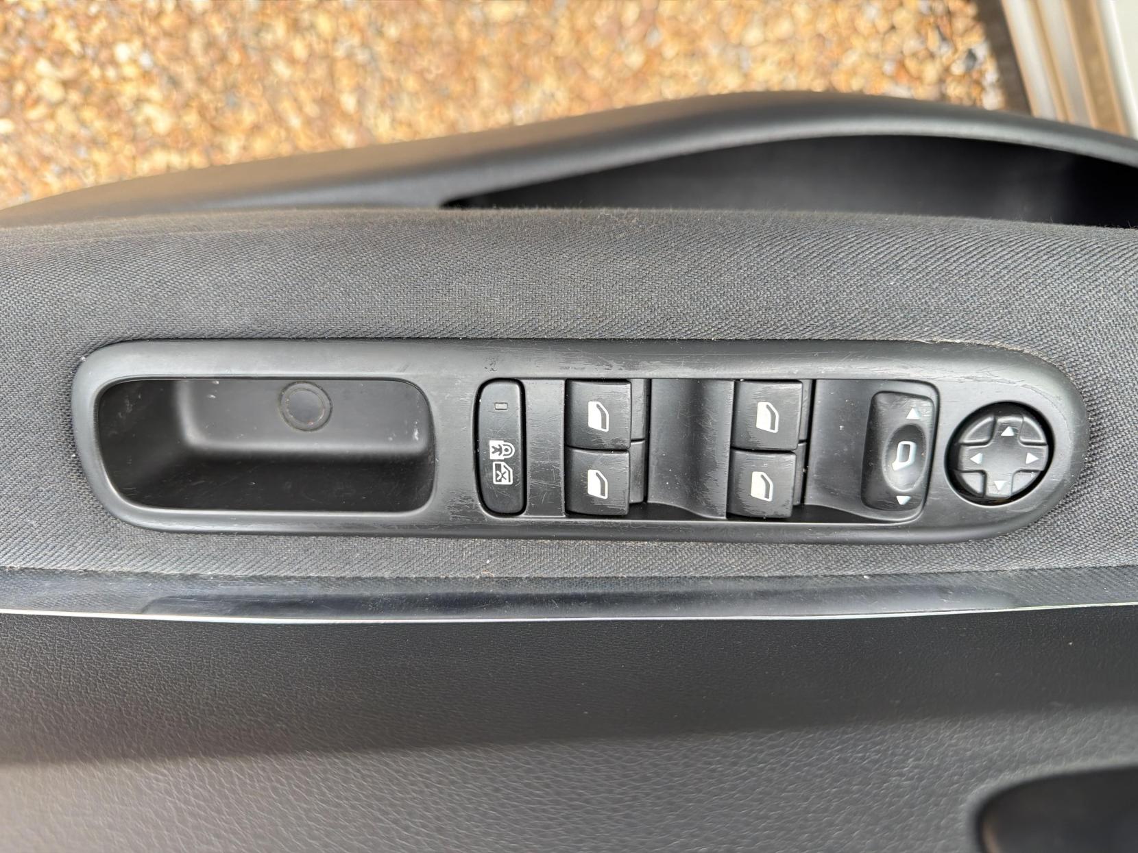2013 Peugeot 3008 1.6 VTi Active SUV 5dr Petrol Manual Euro 5 (120 ps) - Thumbnail 27