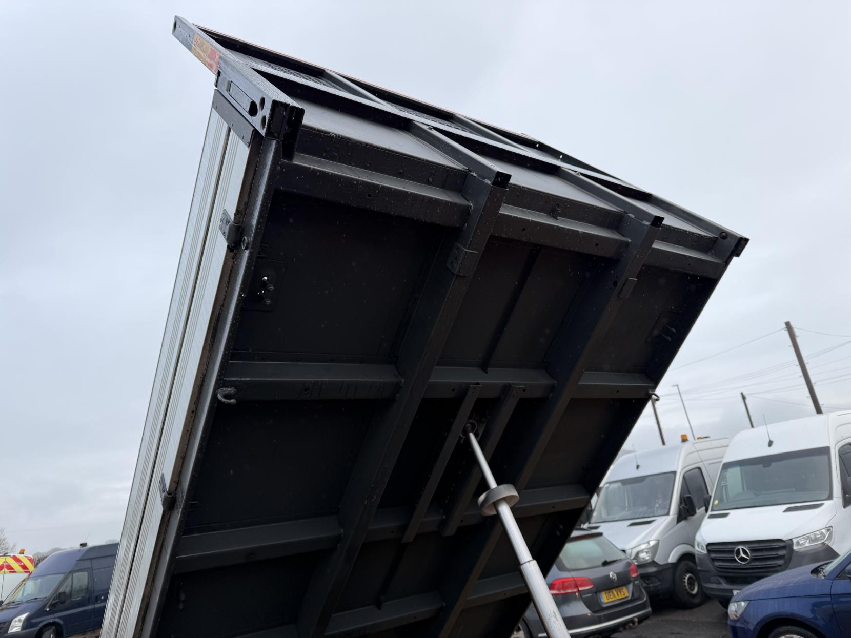 Nissan NT400 Cabstar 3.0 dCi 35.13 Tipper Double Cab 4dr Diesel Manual L2 Euro 6 (130 ps)